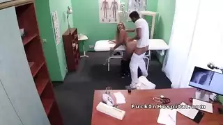 لديها سروال داخلي، لكنه منقوع من الجنس الصريح