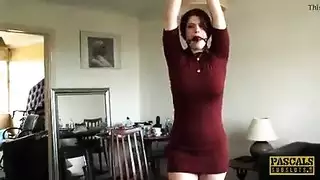 الخادمة مرتدية الجوارب تحصل على شرج في مشهد إباحي صريح