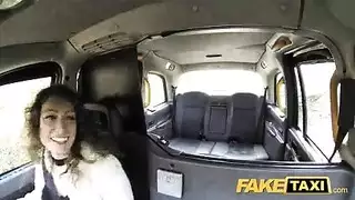 فرغها المتسع يظهر إيداعًا منويًا ضخمًا