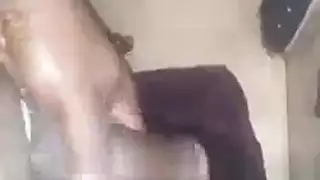 مراهقة مثقوبة تمتلئ فتحاتها بلعبة جنسية