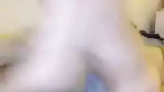 مراهقة مبللة في الحمام تنتقل إلى السرير لأفلام إباحية قاسية