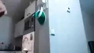 صديقتان ساخنتان تشاركان لحظة جنس صريح