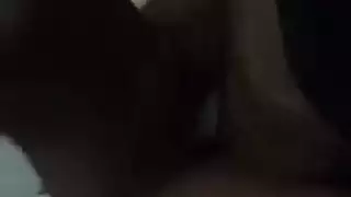 عاهرة شقراء شابة تستمتع بقضيب اختراق مزدوج عملاق، تعصر حلمتي ثدييها وتداعب شقها المبلل