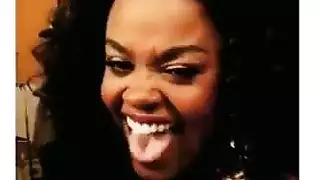 فارع أصلع ناضج يعطي جيل دانيلز الاختراق الخشن الذي تتوق إليه