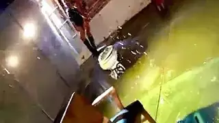 يفرغ ساءل ابيض في كسها