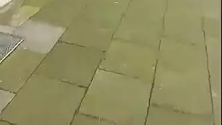 مص عشوائي يؤدي إلى نكش عنيف على الأرض لفتاة عارية