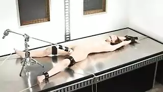 فوضى نسائية بالكامل: ثلاث عذراوات يستكشفن أجساد بعضهن