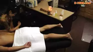 الآسيوية المثيرة لا تدري أنها تُراقب أثناء ممارسة الجنس