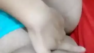 العاهرة الصغيرة المحبة للدش الذهبي تحب أن تُغطى بالبول وانفجار منوي هائل