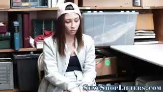 شخصية سلطة مرتدية الزي تقدم متعة شرجية متطرفة