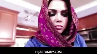الخت الكبيرة تمص قضيب اخواها الصغير