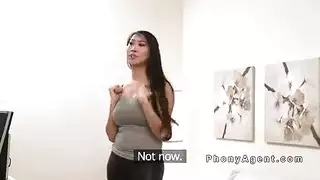 مدلكة ماهرة تلمس كسها المبلل قبل أن تأخذ قضيباً قاسياً