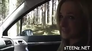 لا تستطيع الانتظار: تركب قضيبه في السيارة المتوقفة