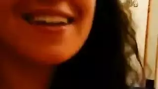 مراهقة روسية مثيرة تركب قضيبًا قاسيًا مثل محترفة في فيلم إباحي صريح