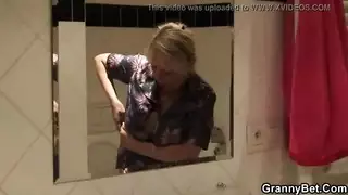 فتاة ناضجة كبيرة الصدر في جلسة جماع قوية مع مراهق