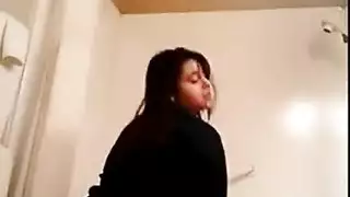 عاهرة نارية تعرض كسها وطيزها المذهلين في فيديو إغراء هاردكور