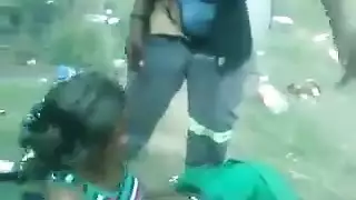 إباحية مجانية: امرأة ناضجة تعلم شاباً أصغر درساً