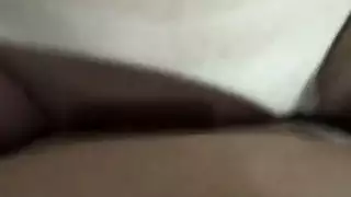 مراهقة آسيوية في علاقة شرجية جماعية مع قضيب أبيض ولعق سحاقي