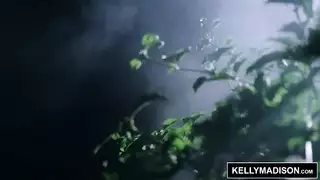 أثداء ضخمة، حليب، ومص في حركة إباحية حارة جداً