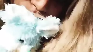 شقراء مشوية باللعق تأخذ إيلاج مزدوج في أوgy بين الأعراق