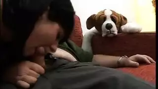 اثنان من السمراوات العاهرات في الساونا تأخذان قضيباً واحداً صلباً