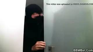 مص ولعق: كارينا كابور تستخدم فمها بإثارة