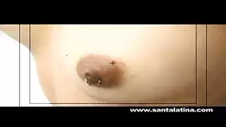 مدلعة متعطشة تعطي عملية استمناء حماسية تجعله يشتكي