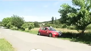 فتاة وقذة تقفز على قضيب الرجل العجوز القاسي