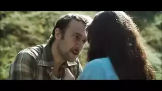 فرجها يسخن بقضيبه النابض قبل ممارسة جنس حماسية في السرير