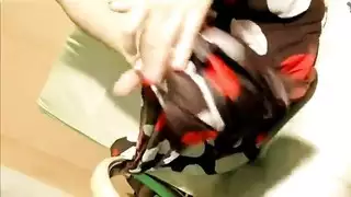 هاوية عربية: شرموطة ساخنة تعبث بكسها حتى تبلغ بشدة