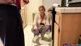 زوجة الأب تعلق في المطبخ لجنس ثنائي صعب