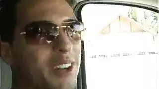 صقارة ساخنة تأخذ قضيبًا كبيرًا في مهبلها الضيق