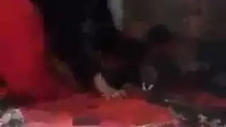إباحية هاوية: مراهقات يتم القبض عليهن يركبن قضيبًا على ملاءات العشاق
