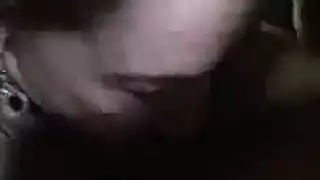 تم القبض على فتاة متبرجة وهي تمارس الجنس بقوة في سيارة عامة