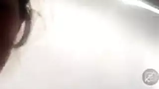 فتاة شابة ذات مؤخرة كبيرة تُضاجع بقوة بقضيب كبير