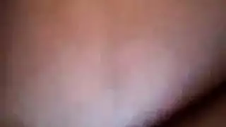 فرج زوجة الأب المبلول يتم تحفيزه في مشهد صريح