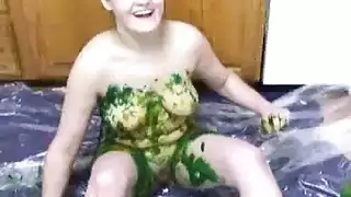 صفعات وجس في مشهد إباحي صارخ