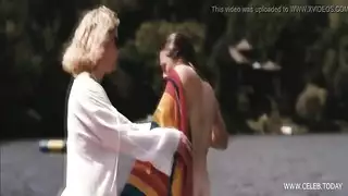 رجل ناضج يقذف في حلقها ثم مهبلها: خدمة كاملة