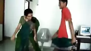 حركة عنيفة في الحمام: الشاب الروسي والفتاة الشهوانية يمارسان الجنس