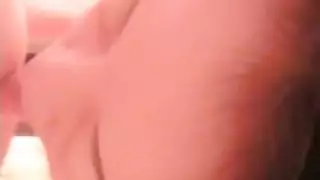 فتاة آسيوية بشعر وردي تستمتع بجنس صريح مع شاب