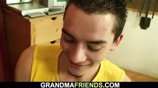 سمراء مكتنزة تُضرب بقوة على كرسي مكتبها