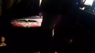 ماري كوندو تركب قضيبًا ضخمًا على موقع التصوير لمشهد إباحي مرتجل