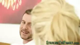 شقراء مراهقة تكشف كل شيء في مشهد شهواني