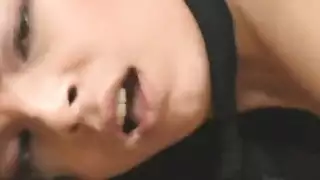 قضيب كبير صلب يضاجع جبهة ضيقة صغيرة في فيديو إباحي