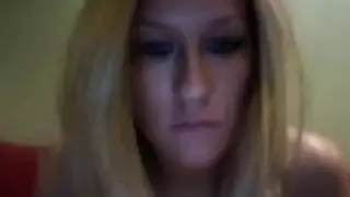 الفتيات السكرانة تناوبن على قضيبين صلبين في ثلاثية جامحة