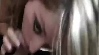 شقراء مراهقة ذات أثداء ضخمة تحصل على فرجها ممتلئاً بالألعاب الجنسية