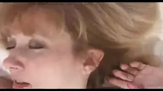 معلمة الهاتف الساخن تمارس الجنس مع طالبها في فيلم إباحي