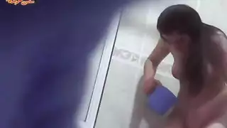 عذراء شابة بكس صغير وثدي منتصب في علاقة جماعية صريحة