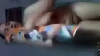 إباحية حمام ساخنة: فتاة عربية تضع إصبعها في فرجها الضيق عزف منفرد