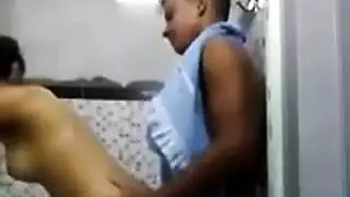 العائلة بالخارج والأخت في الحمام جلسة جنس إباحية خفية